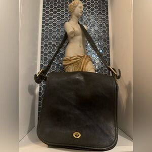 Vintage Coach Black Leather 741-6955 Crossbody Turn Key Clasp Bag.